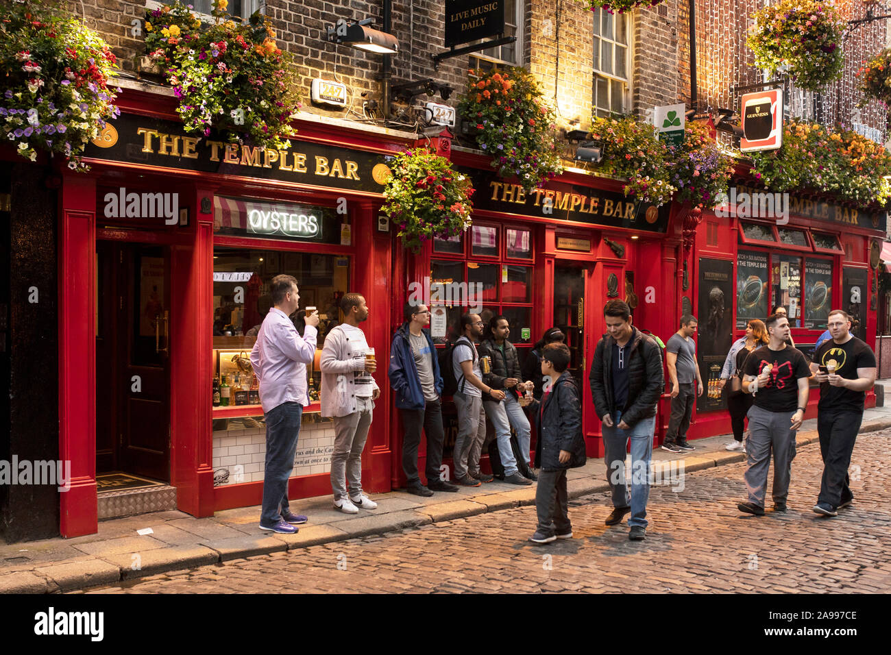 Außerhalb der Temple Bar Irish Pub in der berühmten Nachbarschaft mit dem gleichen Namen in Dublin, Irland, an einem Sommerabend. Stockfoto