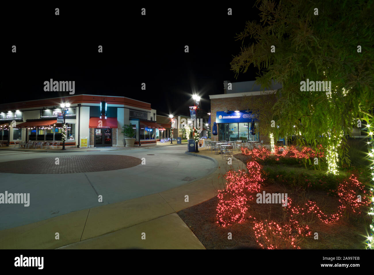 Nacht Szene bei OWA Vergnügungspark und Einkaufszentrum in Foley, Alabama, USA Stockfoto