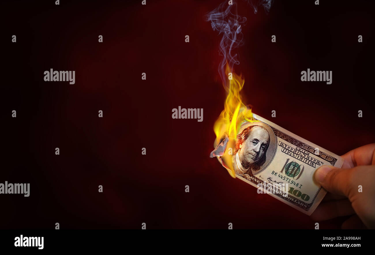 Hand mit einem brennenden 100 Dollar bill Geld mit kopieren. Stockfoto
