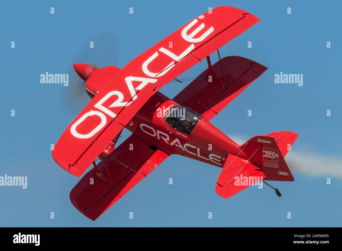 Sean D. Tucker führt eine aerobatic Demo in seiner Oracle Challenger an die 2015 Cleveland Airshow. Stockfoto