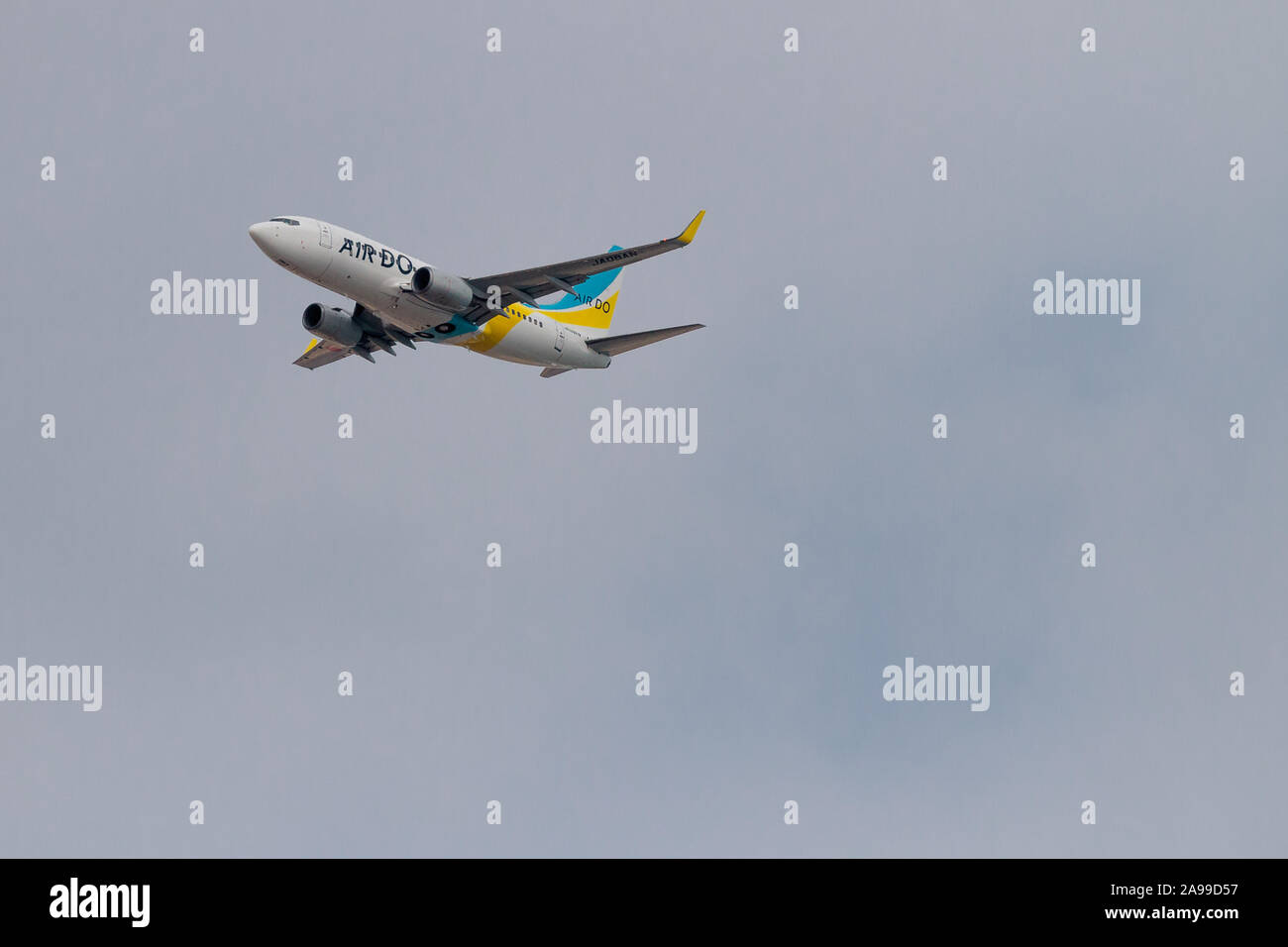Eine Boeing 737 mit Billigfluggesellschaft, Air Do Flying. Japan. Stockfoto
