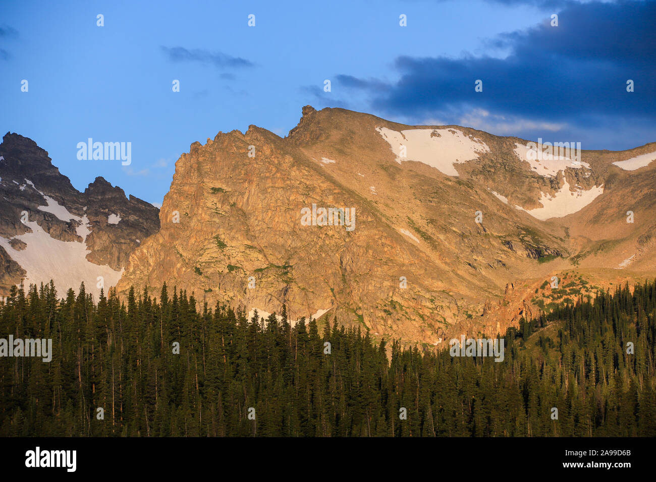 Dramatischer Sonnenaufgang über den Bergen in Colorado's Front Range Indian Peaks Wilderness mit Shoshoni und Apache Berge und Schnee und Gletscher im Sommer Stockfoto