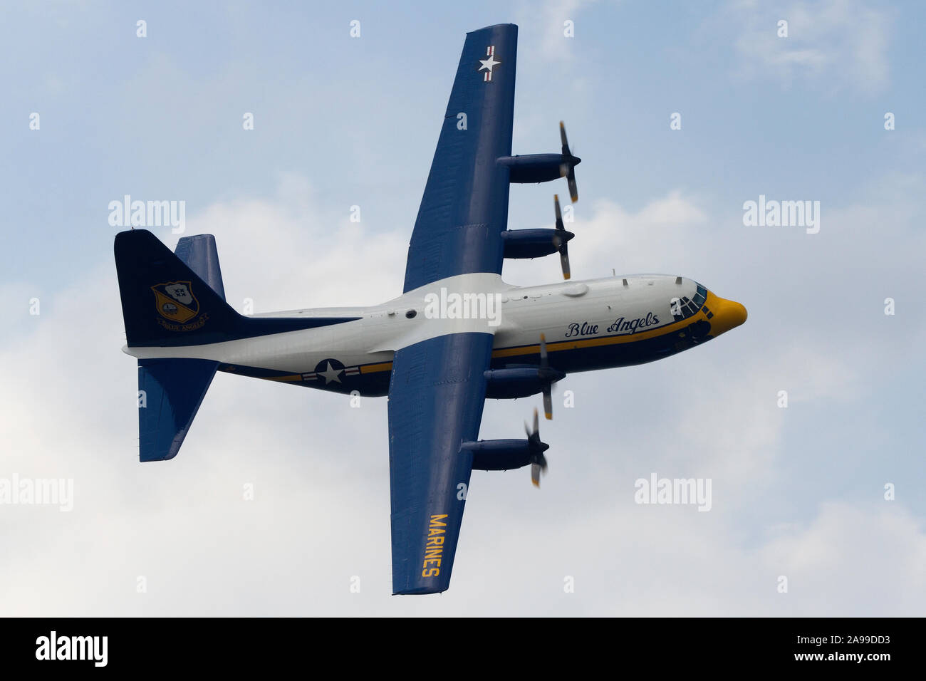 Die US Navy Blue Angels Hercules C-130 Unterstützung Flugzeuge, "Fat Albert", führt eine Demo auf dem 2012 Cleveland Airshow. Stockfoto