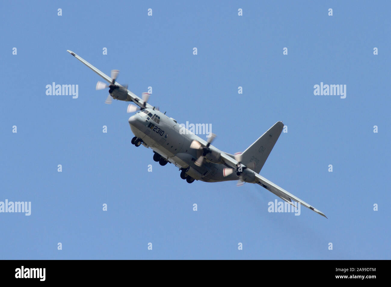 Ein United States Marine Corp C-130 Hercules, die die US Navy Blue Angels unterstützt fliegt in die 2012 Dayton Airshow. Stockfoto