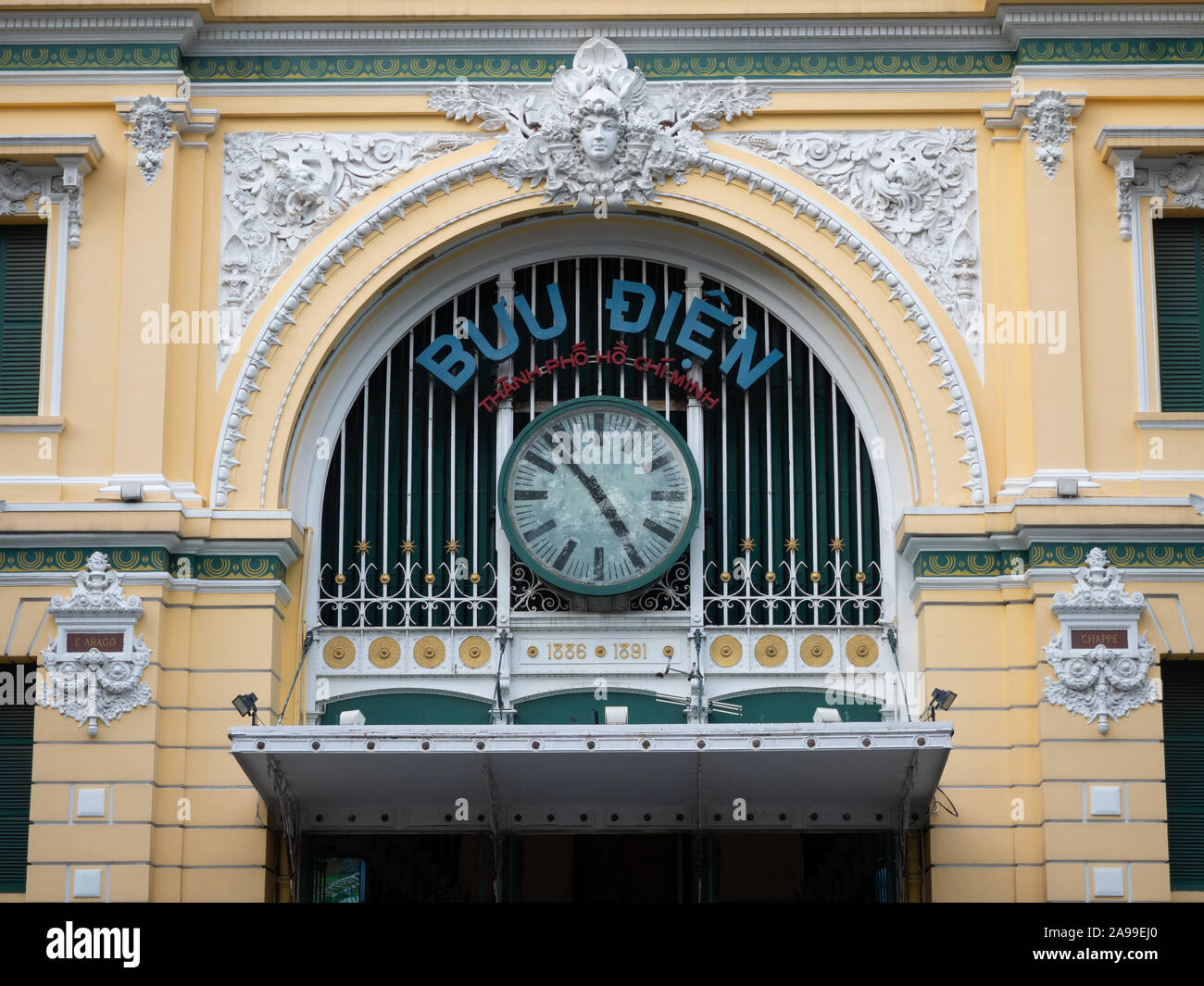 Gelb, Weiß und Grün außen von Ho Chi Minh City Central Post Office in Vietnam. Stockfoto