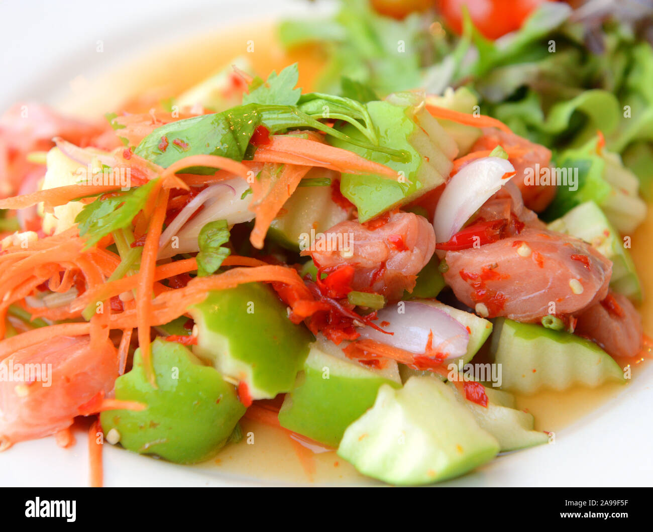 Lachs Salat auf weiße Platte. Gesundes Essen. Selektiver Fokus, Ansicht von oben Stockfoto