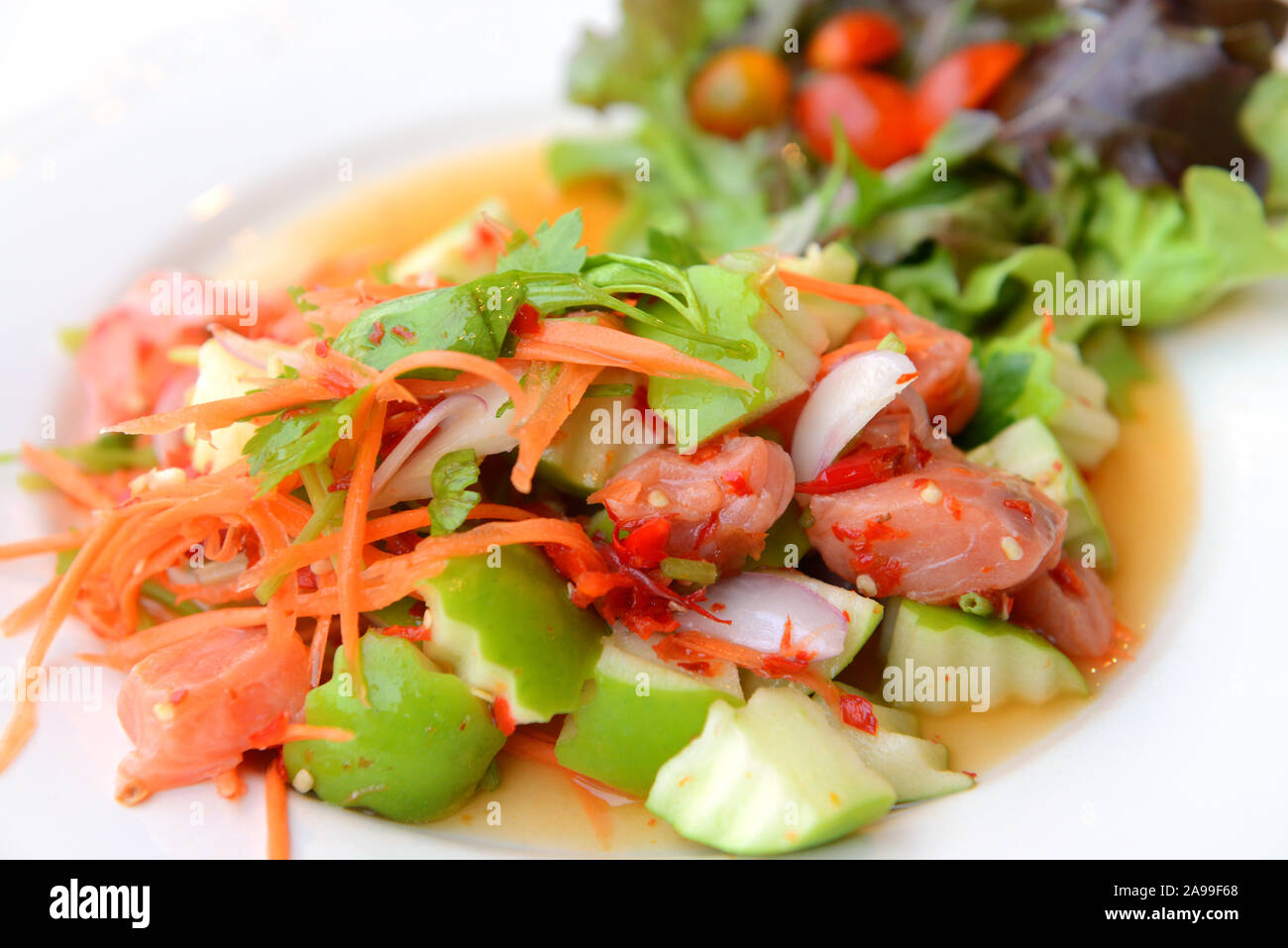 Lachs Salat auf weiße Platte. Gesundes Essen. Selektiver Fokus, Ansicht von oben Stockfoto