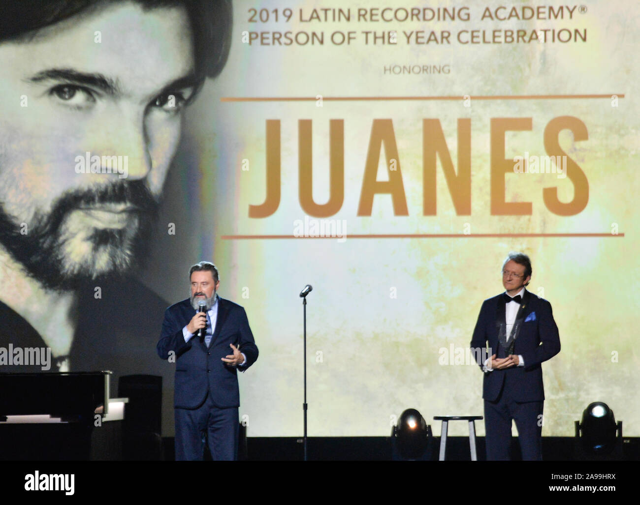 Las Vegas, USA. 13 Nov, 2019. (L - R) Chairman/CEO von Universal Music Lateinamerika und Iberische Halbinsel Jesus Lopez, Präsident und CEO von lateinischen Akademie der Aufnahme Kunst und Wissenschaften Gabriel Abaroa auf der Bühne an der Latin Grammy Person des Jahres Gala zu Ehren der kolumbianische Sänger Juanes im MGM Grand Convention Center in Las Vegas, Nevada am Mittwoch, 13. November 2019. Foto von Jim Ruymen/UPI Quelle: UPI/Alamy leben Nachrichten Stockfoto