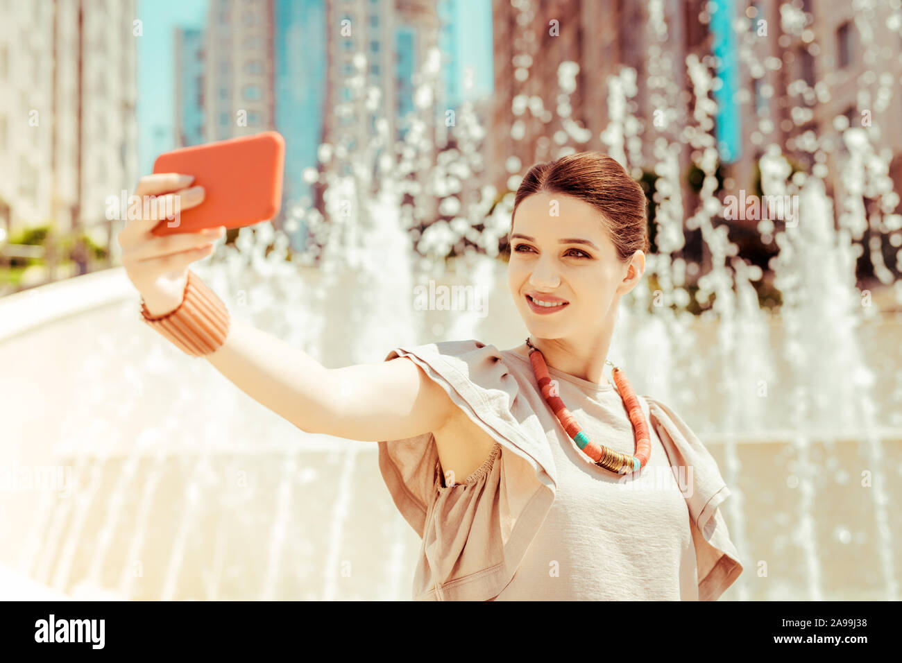 Positiv erfreut, brünette Frau, die selfie Bild Stockfoto