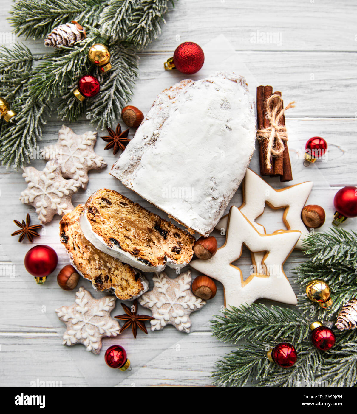 Christstollen auf Holz- Hintergrund. Traditionelle Weihnachten festliches Gebäck Nachtisch. Stollen für Weihnachten. Stockfoto