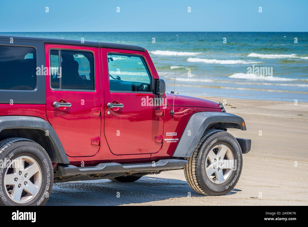 Padre Island NS, TX, USA - April 20, 2019: ein Jeep Wrangler Unlimited Sport geparkt entlang der Insel bewahren Stockfoto