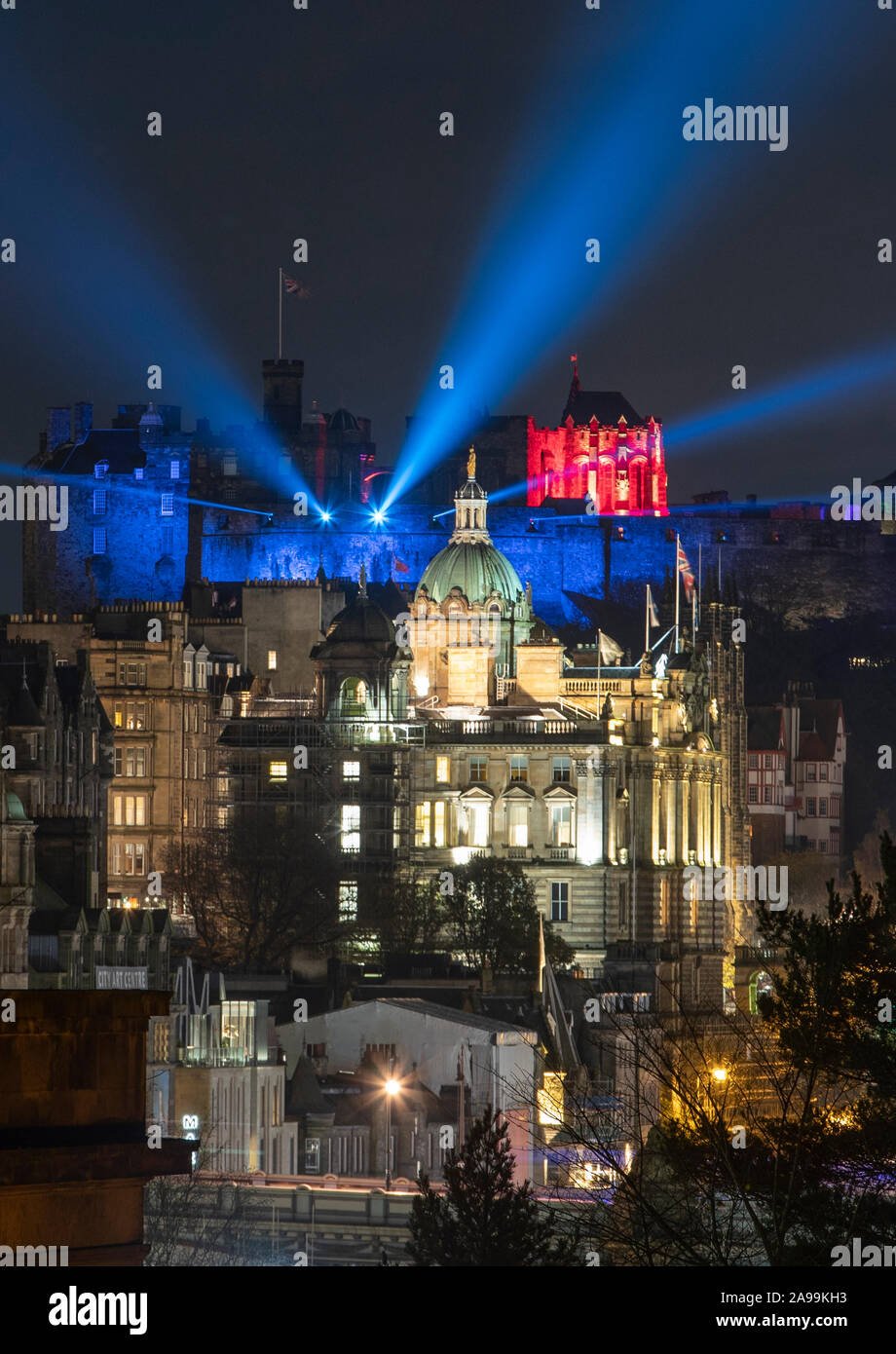 Die "Schloss des Lichts" Winter Festival Start auf das Edinburgh Castle. Nach Stunden Veranstaltung wird das 900 Jahre alte Schloss durch eine Reihe von Projektionen, bunte Lichter und Laserstrahlen im November und Dezember verwandelt sehen. Stockfoto