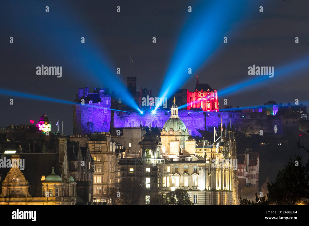 Die "Schloss des Lichts" Winter Festival Start auf das Edinburgh Castle. Nach Stunden Veranstaltung wird das 900 Jahre alte Schloss durch eine Reihe von Projektionen, bunte Lichter und Laserstrahlen im November und Dezember verwandelt sehen. Stockfoto