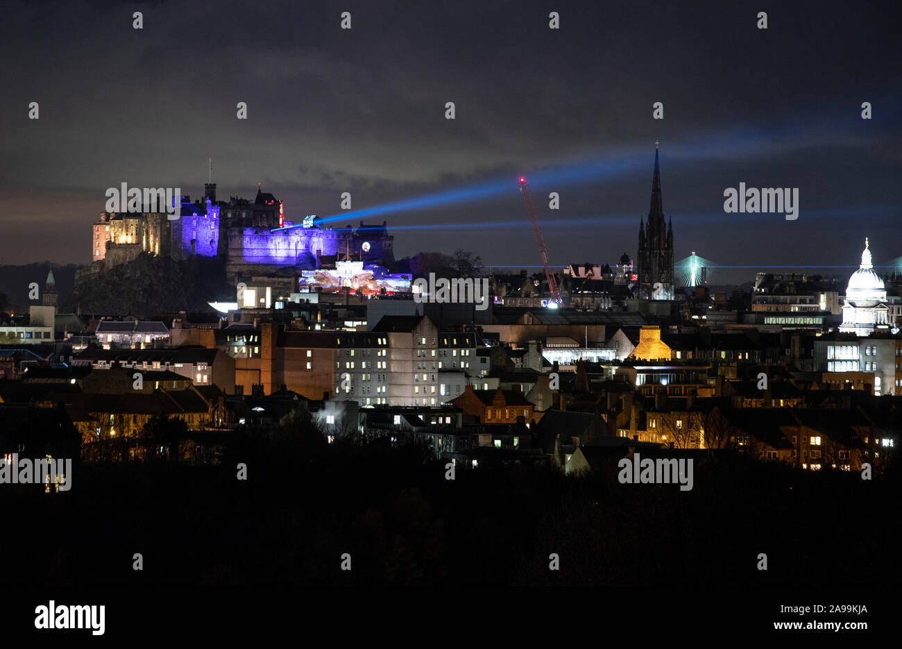 Die "Schloss des Lichts" Winter Festival Start auf das Edinburgh Castle. Nach Stunden Veranstaltung wird das 900 Jahre alte Schloss durch eine Reihe von Projektionen, bunte Lichter und Laserstrahlen im November und Dezember verwandelt sehen. Stockfoto