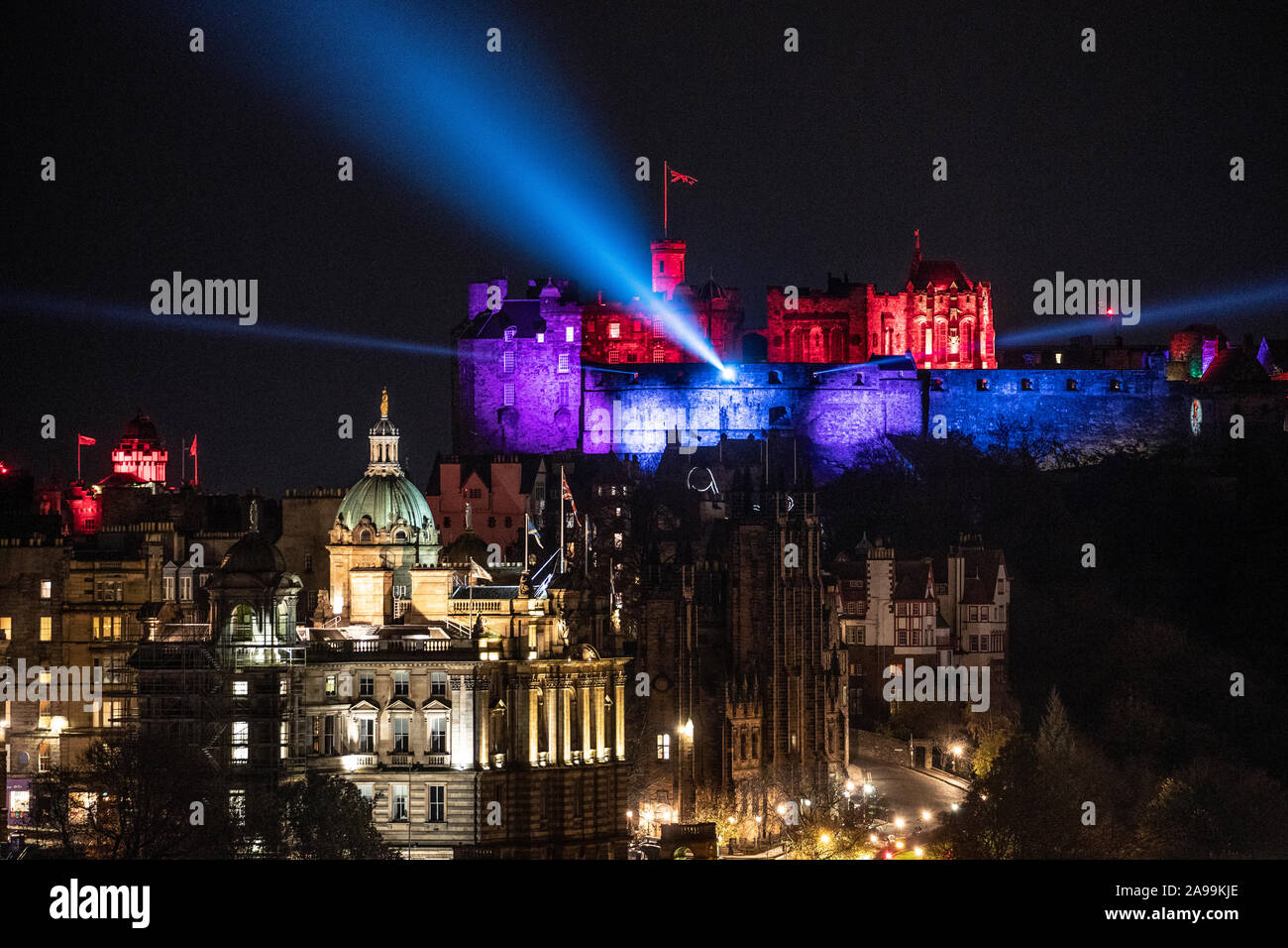 Die "Schloss des Lichts" Winter Festival Start auf das Edinburgh Castle. Nach Stunden Veranstaltung wird das 900 Jahre alte Schloss durch eine Reihe von Projektionen, bunte Lichter und Laserstrahlen im November und Dezember verwandelt sehen. Stockfoto