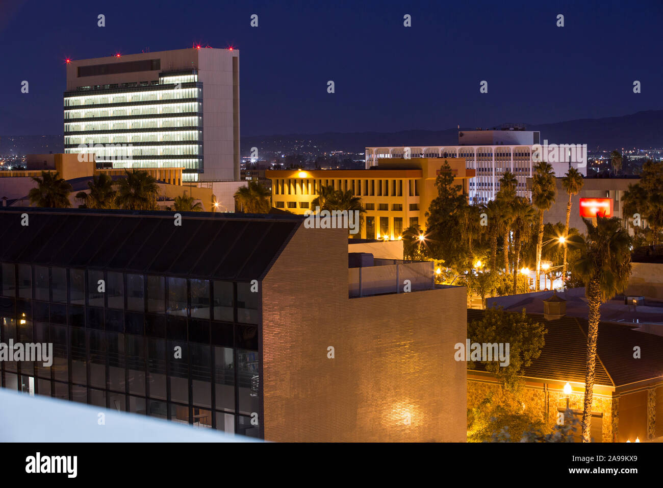 Blick in die Dämmerung auf die Skyline von San Bernardino, Kalifornien, USA. Stockfoto