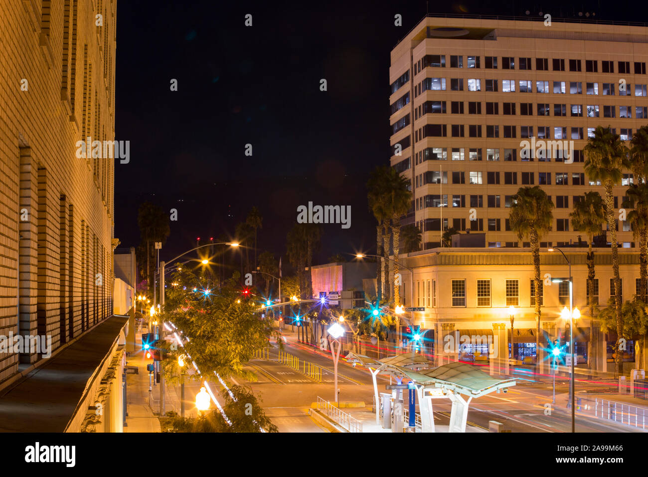 Blick in die Dämmerung auf die Skyline von San Bernardino, Kalifornien, USA. Stockfoto