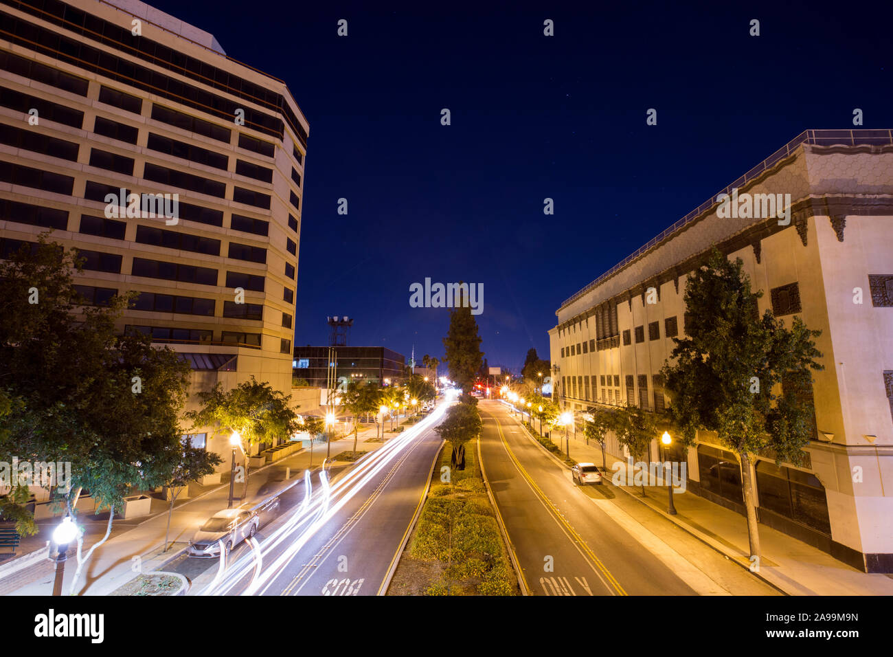Blick in die Dämmerung auf die Skyline von San Bernardino, Kalifornien, USA. Stockfoto