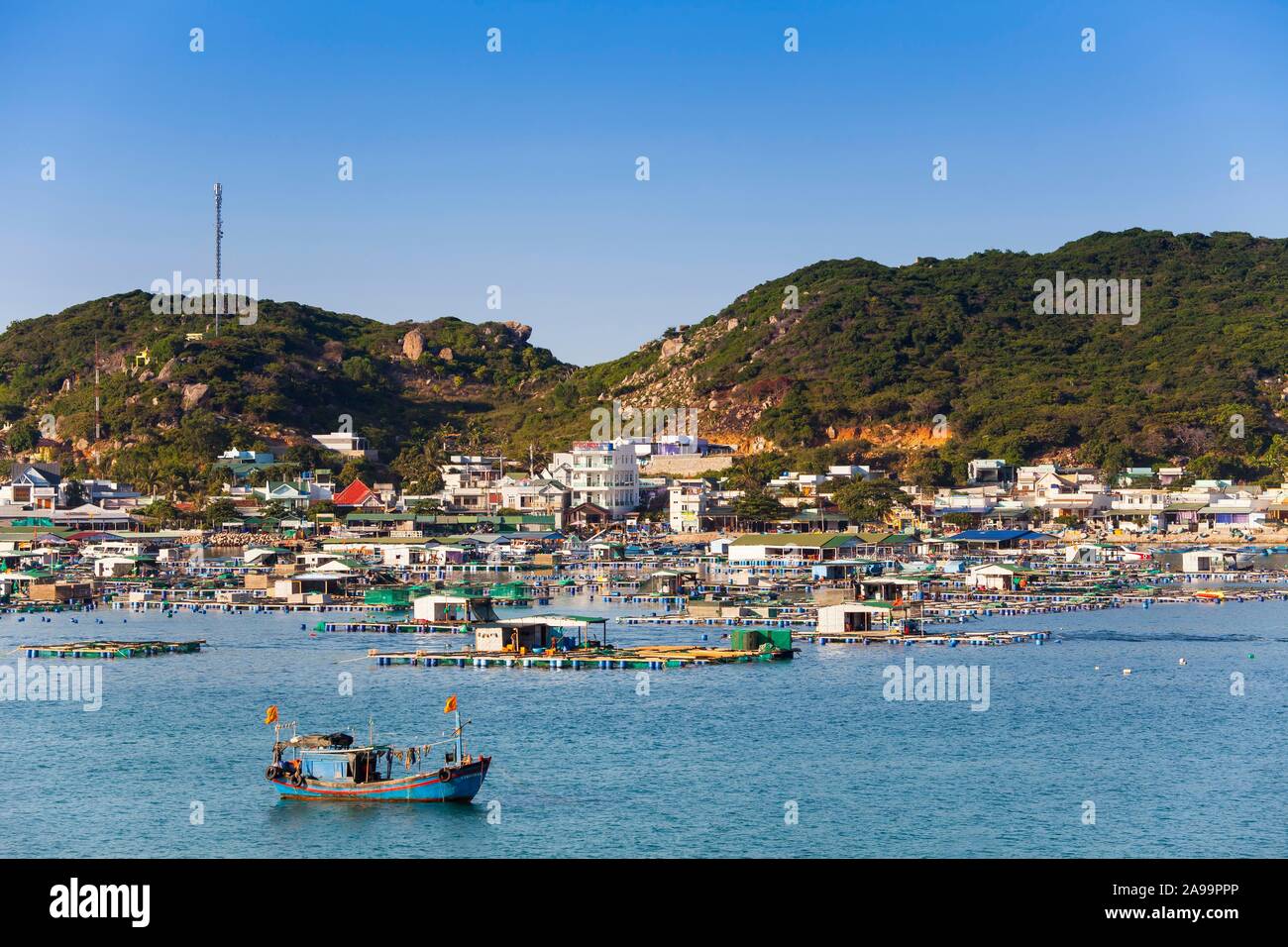 Blick auf Binh Houng Insel, an der Steilküste in der Nähe von Vinh Hy, South China Sea, Ninh Thuan Provinz, Vietnam Stockfoto