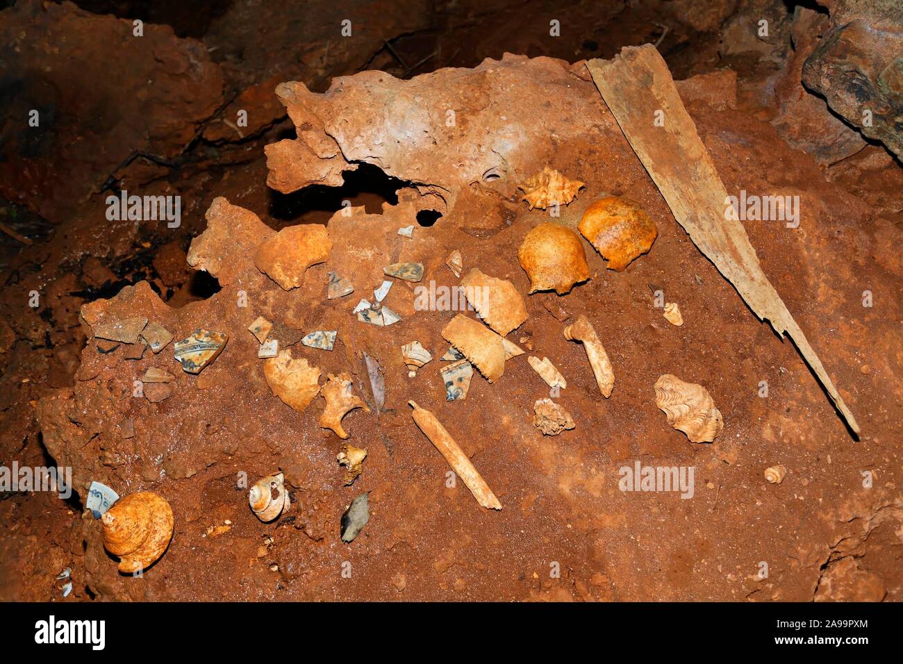 Prähistorische menschliche Knochen bleibt, Werkzeuge und andere Relikte in der Tropfsteinhöhle Insel Selayar, South Sulawesi Sulawesi, Indonesien Stockfoto