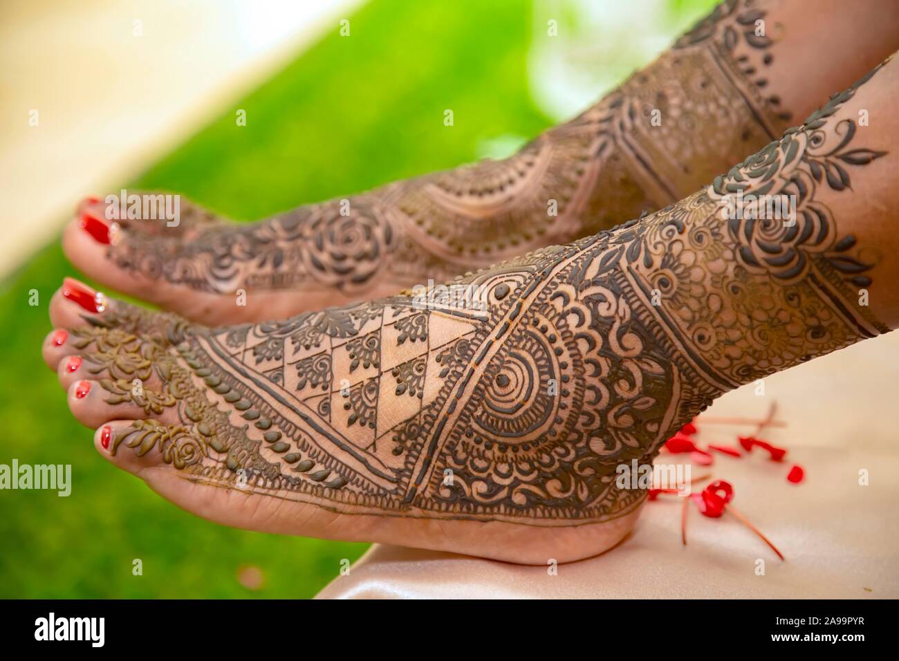 Nahaufnahme des mehendi auf Füße einer Braut, Mauritius Stockfoto