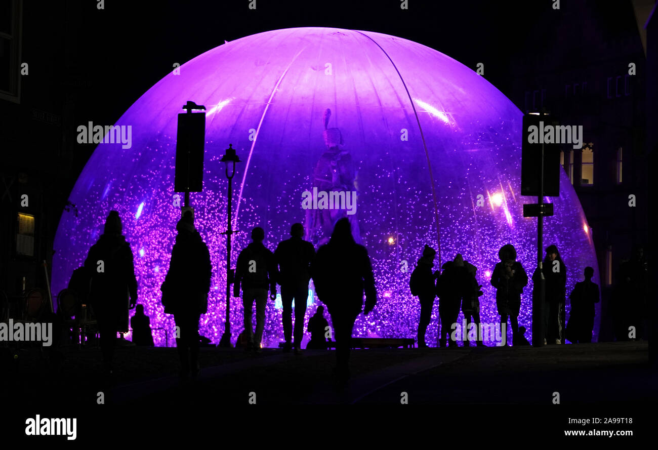 Ich liebe Durham, eine gigantische Schneekugel von Jacques Rivale, während eine Vorschau von Lumiere Durham, größte Licht Festival in Großbritannien. Stockfoto