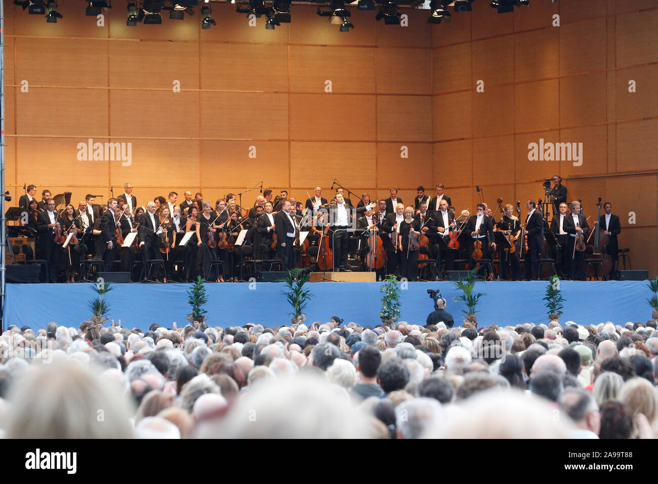 Die Leistung des Sinfonieorchesters von Galicien im Maria Pita Platz von La Coruña am 17. August 2019 Stockfoto