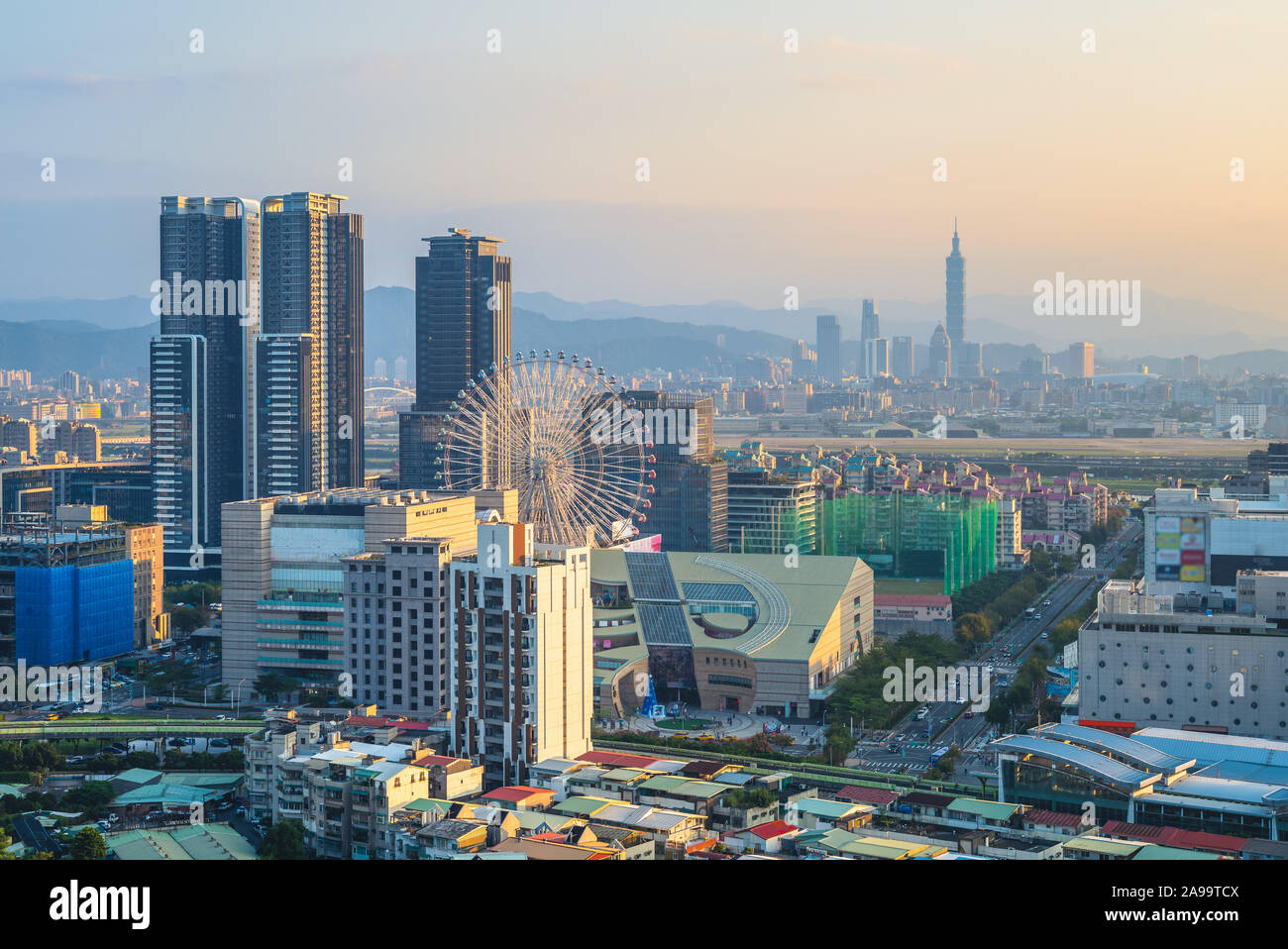 Skyline von Taipei City mit Riesenrad in der Dämmerung Stockfoto