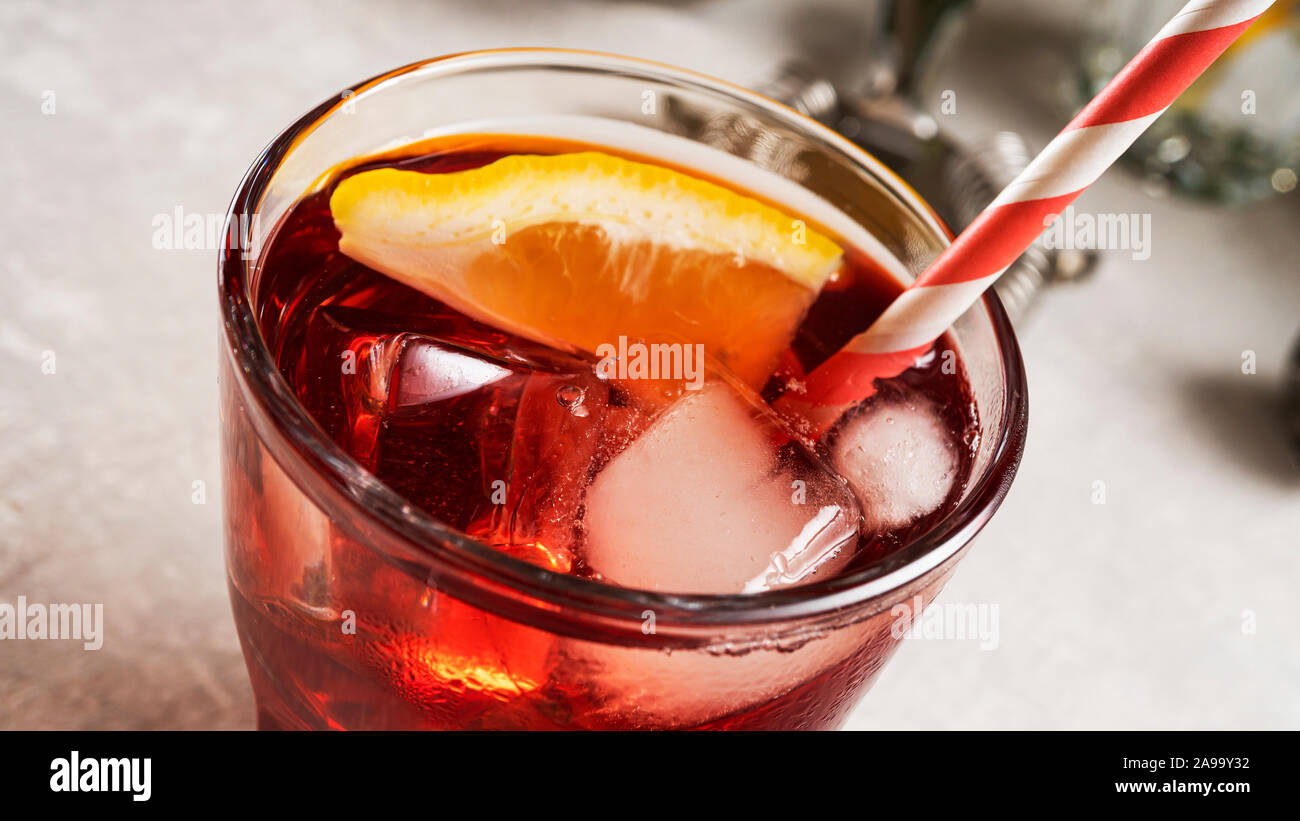 Tom Collins, Halloween, Sommer Cocktails, Malibu Coconut Rum, Malibu Rum, Eistee, Tart Cherry Stockfoto