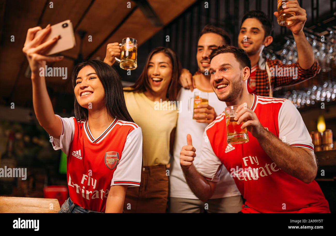 Party Bier Arsenal Fans macht Selfie an der Theke Stockfoto