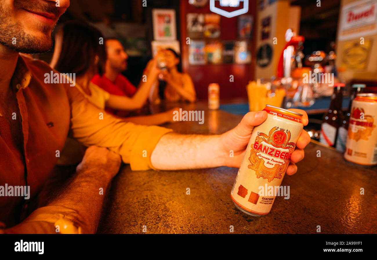 Partyfreunde trinken Ganzberg Bier in der Bar oder Pub Stockfoto