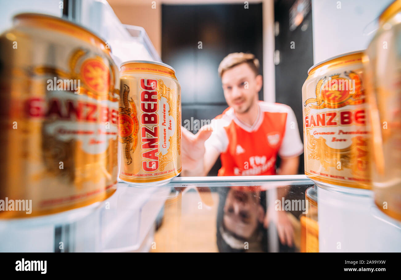 Gerne Freunde oder Arsenal Fans auf Fußball im Fernsehen und Bier trinken Ganzberg Sieg zu Hause feiern. Stockfoto