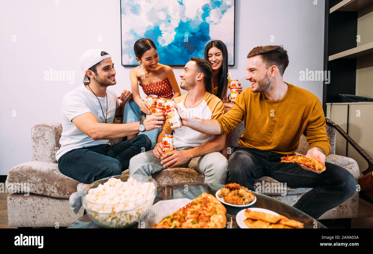 Gerne Freunde trinken ganzberg Bier genießen die Zeit zusammen Stockfoto