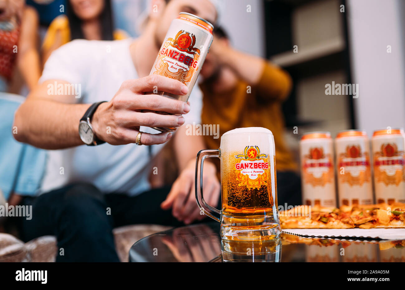 Gerne Freunde trinken ganzberg Bier genießen die Zeit zusammen Stockfoto