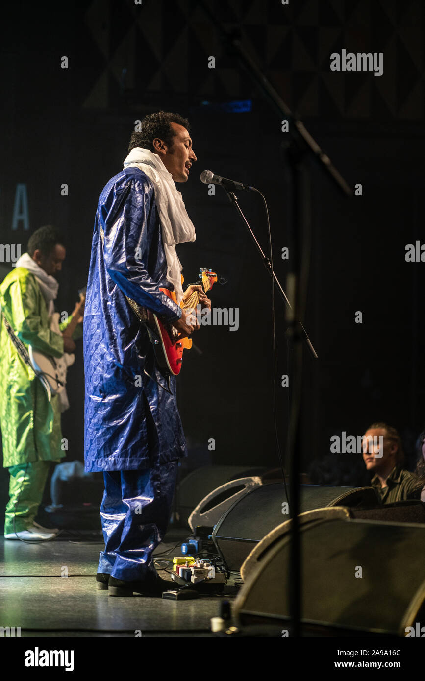 Kopenhagen, Dänemark. 12., November 2019. Tuareg Musiker, Sänger und Songwriter Bombino führt ein Live Konzert bei VEGA in Kopenhagen. (Foto: Gonzales Foto - Joe Miller). Stockfoto