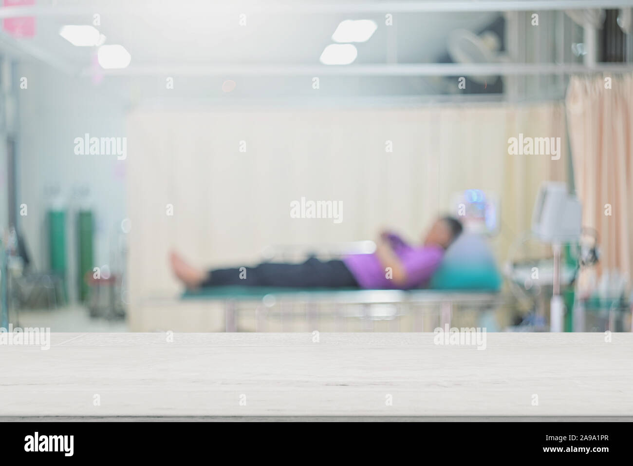 Leere Arzt Tabelle auf bluured Innenraum Krankenhaus Patienten betrieb für Design Stockfoto