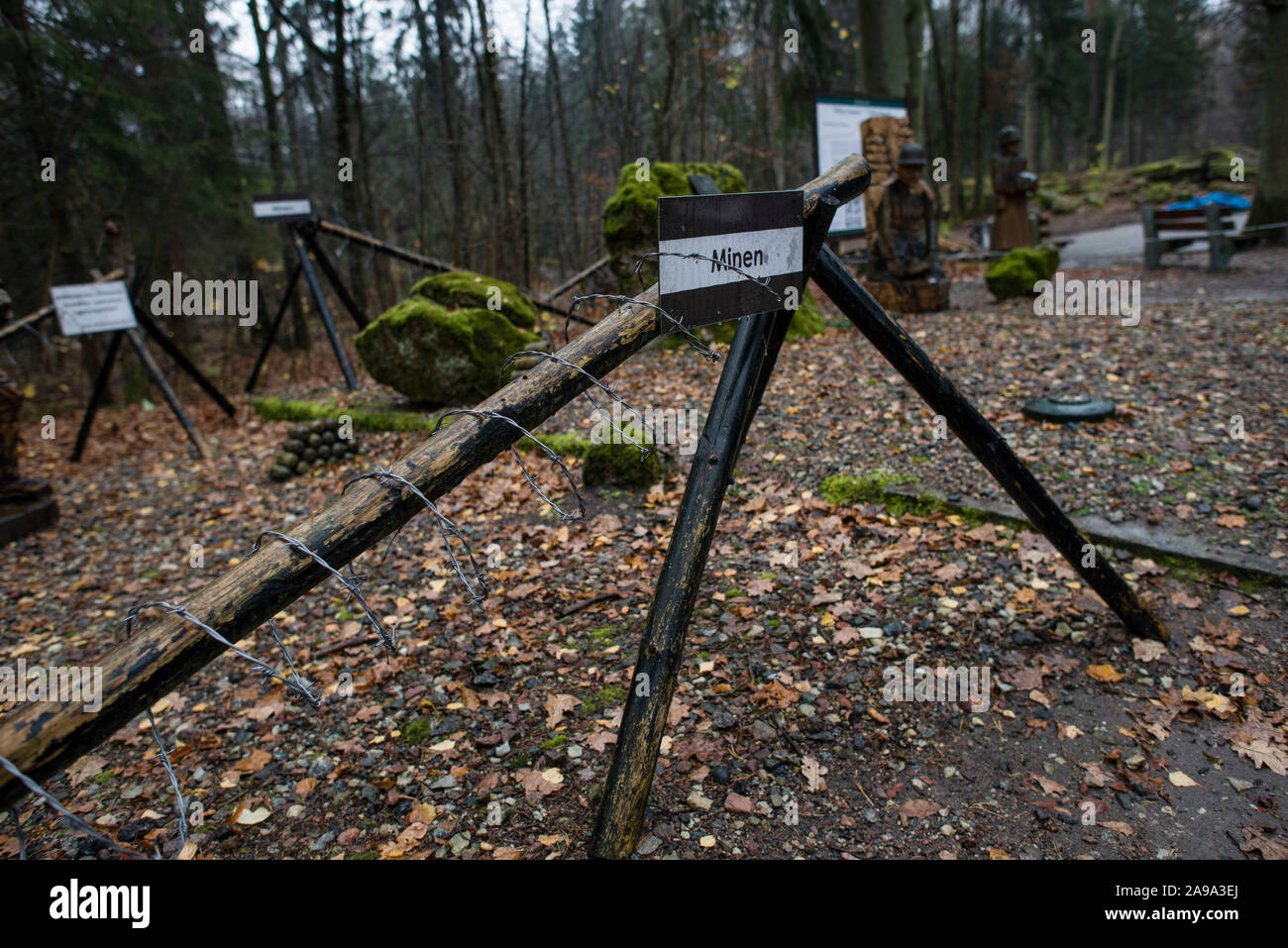 Ein renoviertes Zeichen Warnung über minenfelder an der Wolfsschanze komplex in der srokowo Wald gesehen. Nach einem sensationellen Artikel durch die BBC veröffentlicht, das die Verwaltung von der Wolfsschanze plante, ein Vergnügungspark im Hauptsitz von Adolf Hitler, die in eine 'NS-Themenpark 'ändern könnte zu bauen, wurden diese Informationen umgehend dementiert. Behörden behaupteten, es ist neben den Erneuerungen, die Sehen das heruntergekommene Gebäude wiederhergestellt sowie die Hinzufügung eines Restaurants und Eingang Gebäude, auch neue Wanderwege sind geplant zu errichten. Der Wolfsschanze (Deutsch: Wolfsschanze; Polis Stockfoto