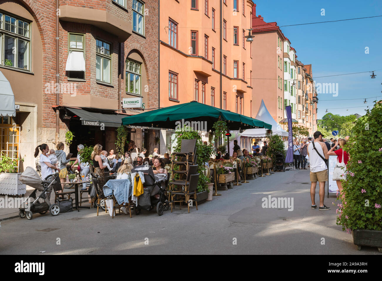 Cafe Stockholm, Aussicht im Sommer der Schwedischen Menschen entspannend in Cafes in Birkastan Rörstrandsgatan im Bezirk Stockholm, Schweden. Stockfoto