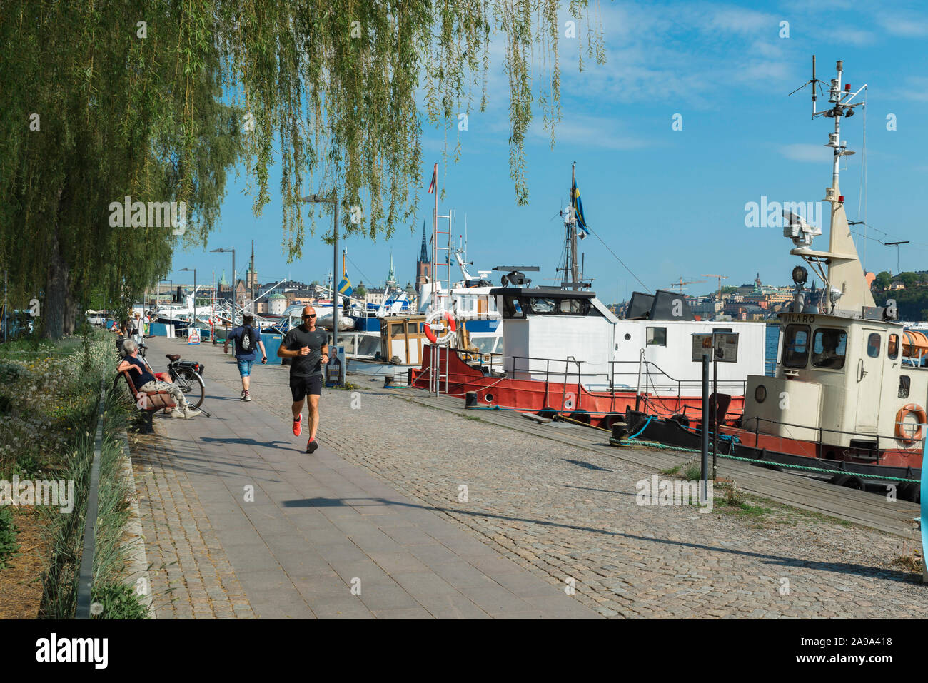 Norr Malarstrand Stockholm, Aussicht im Sommer von der Waterfront Esplanade von norr Malarstrand auf Kungsholmen in Stockholm, Schweden. Stockfoto