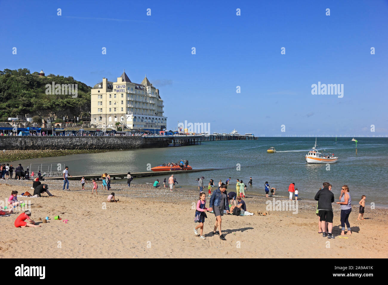 Grand Hotel, Seebrücke und Strand, Llandudno Stockfoto