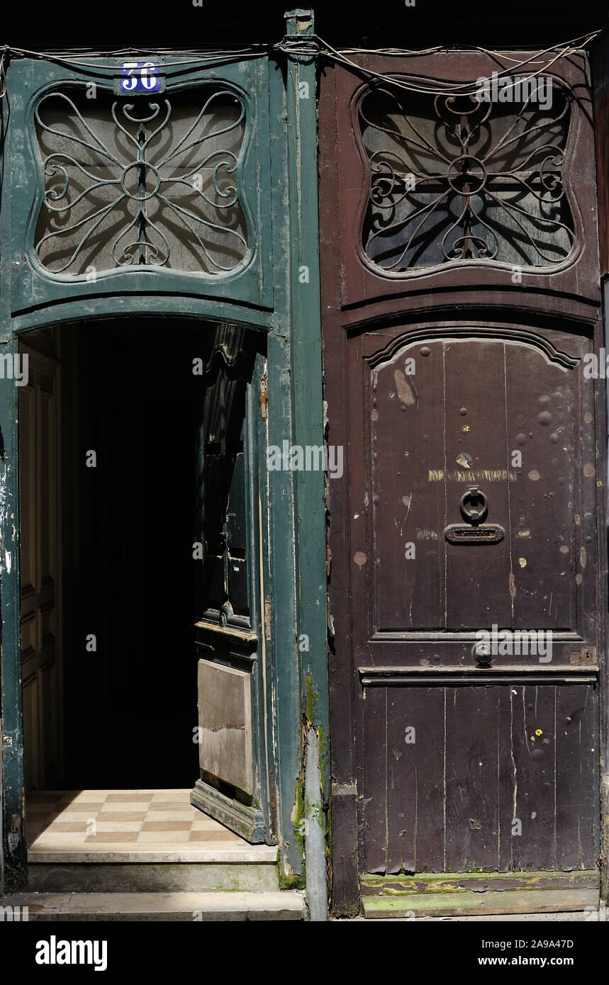 Zwei Türen, eine offene und eine geschlossene Stockfoto