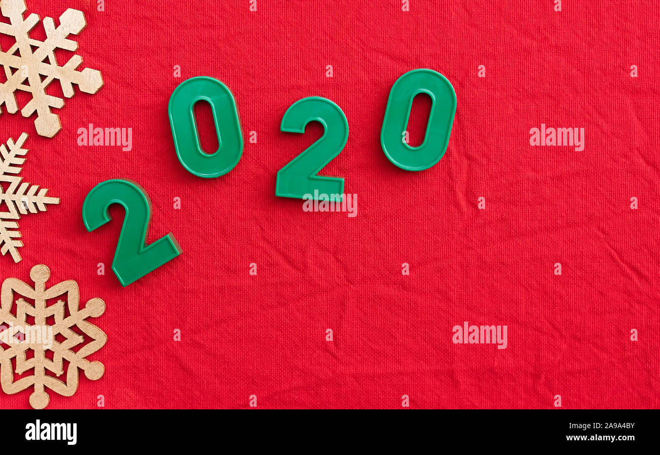 Die Inschrift 2020 auf einem roten Weihnachten Hintergrund. Ansicht von oben. Kopieren Sie Platz. Flach. Stockfoto