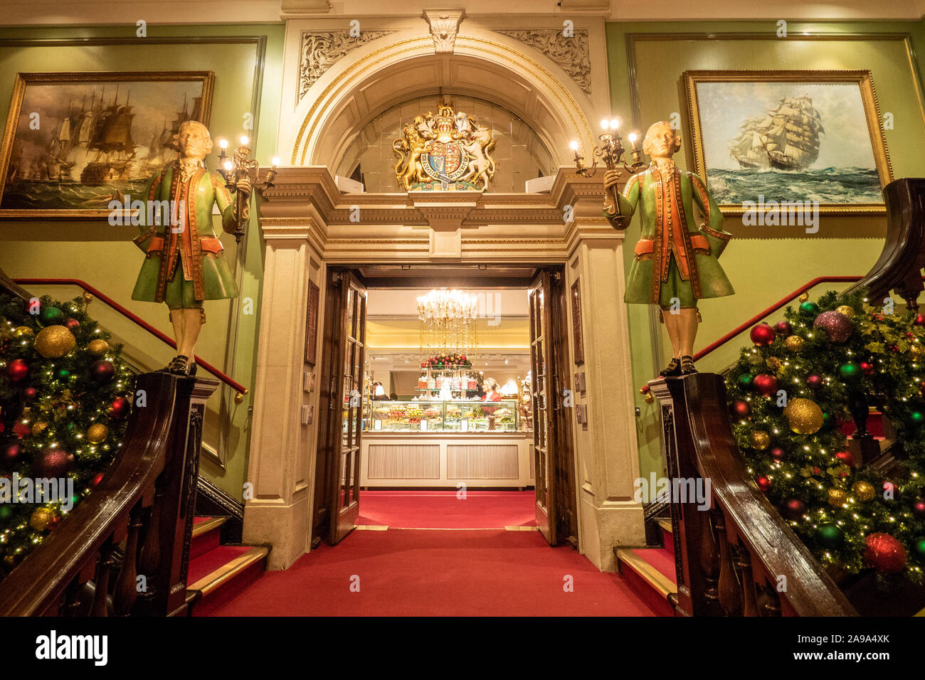 Eingangshalle im Kaufhaus Fortnum und Masons, Piccadilly, London. Stockfoto Eingangshalle im Kaufhaus Fortnum und Masons, Piccadilly, London. Stockfoto