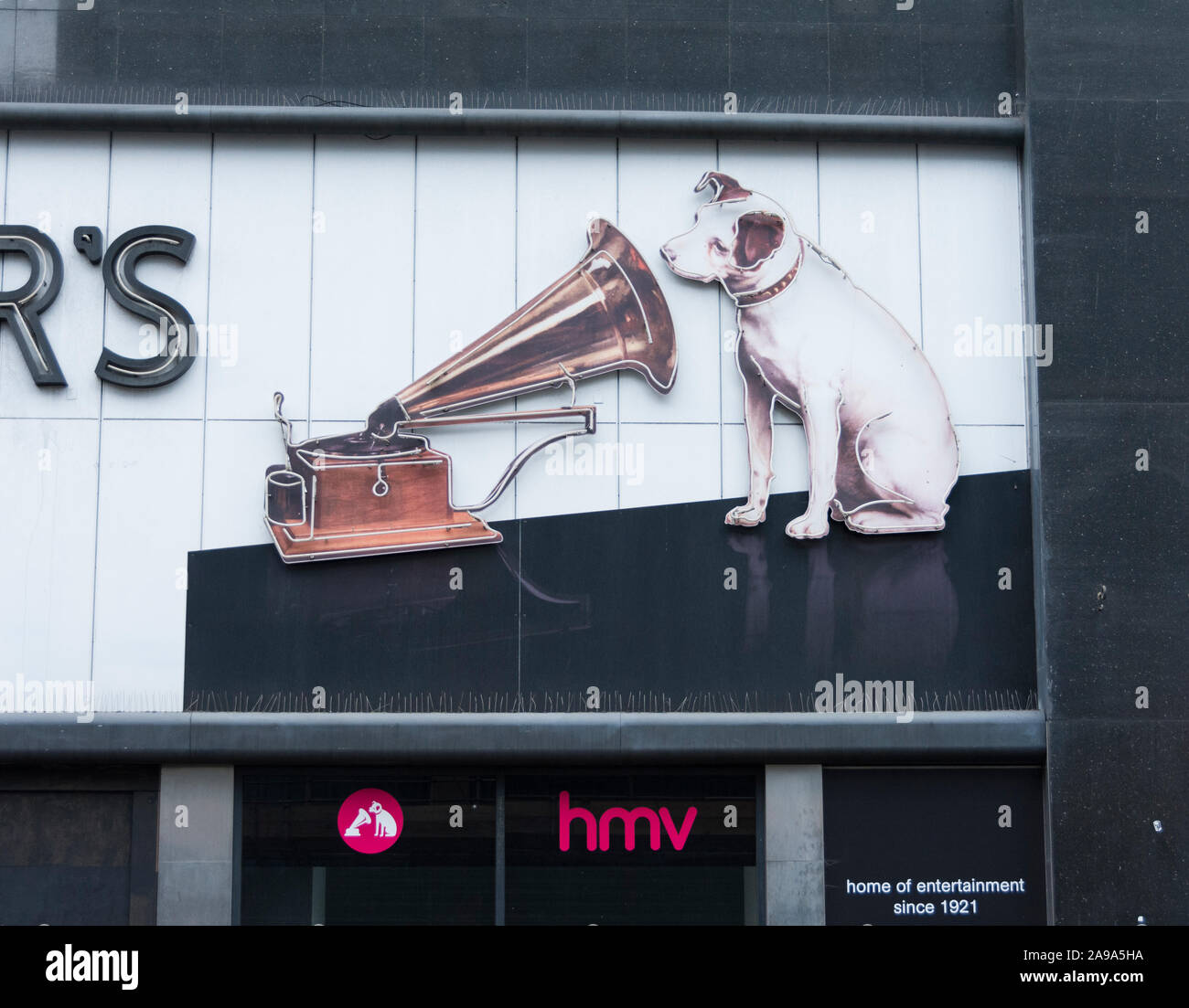 Nahaufnahme von "Nipper" ausserhalb des inzwischen geschlossenen seine Meister Voice (HMV) Flaggschiff Record store, 363 Oxford Street, London, UK Stockfoto