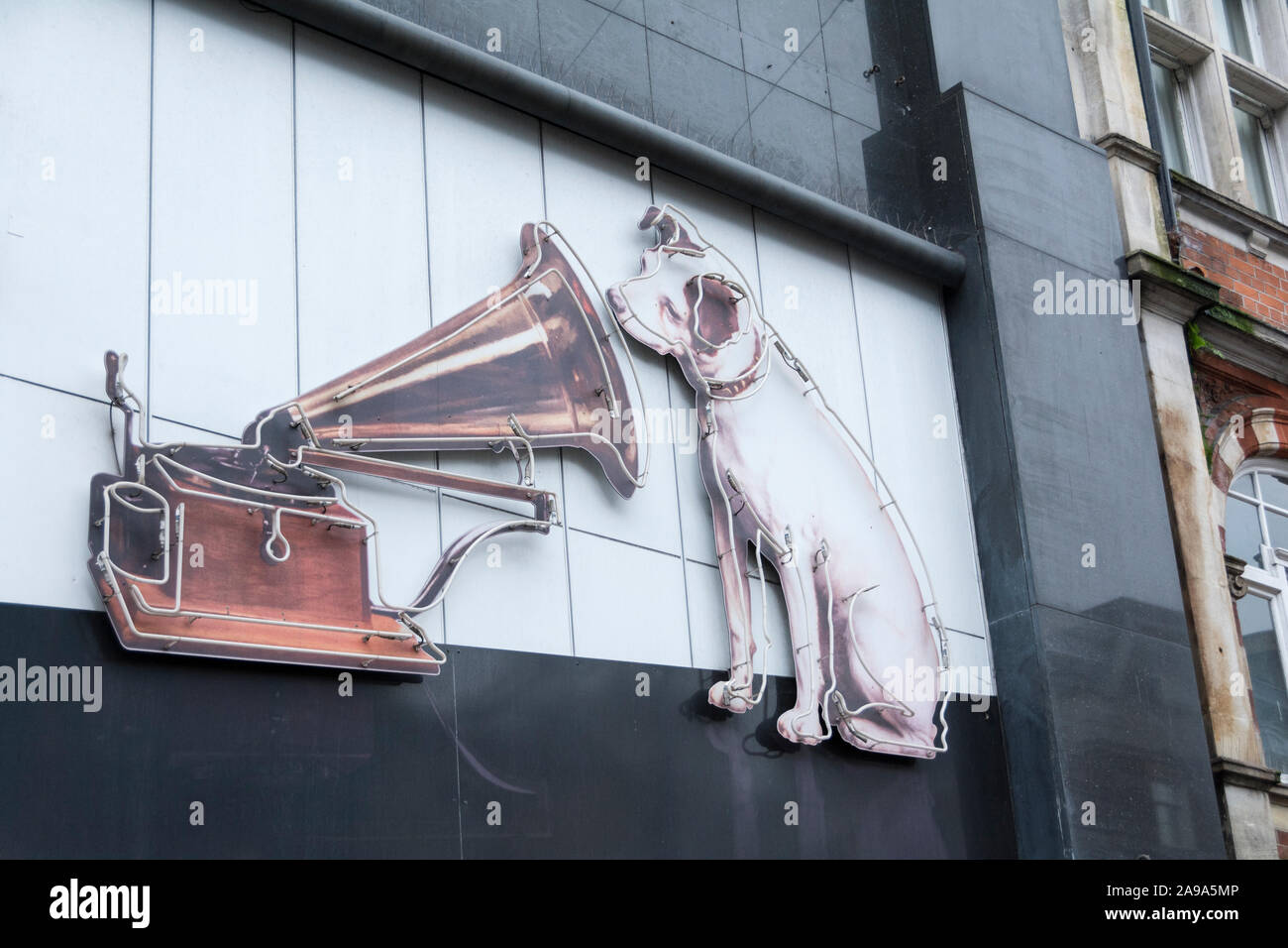 Nahaufnahme von "Nipper" ausserhalb des inzwischen geschlossenen seine Meister Voice (HMV) Flaggschiff Record store, 363 Oxford Street, London, UK Stockfoto