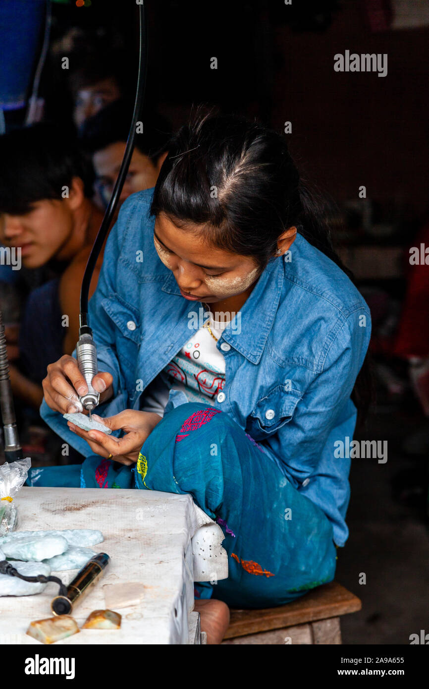 Eine Arbeiterin vorbereiten und Arbeiten auf der Jade an der Jade Market, Mandalay, Myanmar. Stockfoto