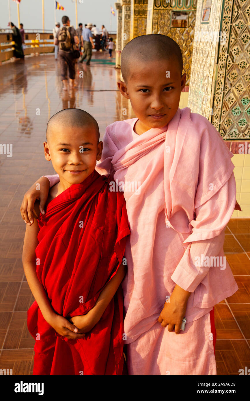 Ein Anfänger Mönch und Nonne posieren für ein Foto ausserhalb der Su Taung Pyae Pagode, Mandalay Hill, Mandalay, Myanmar. Stockfoto