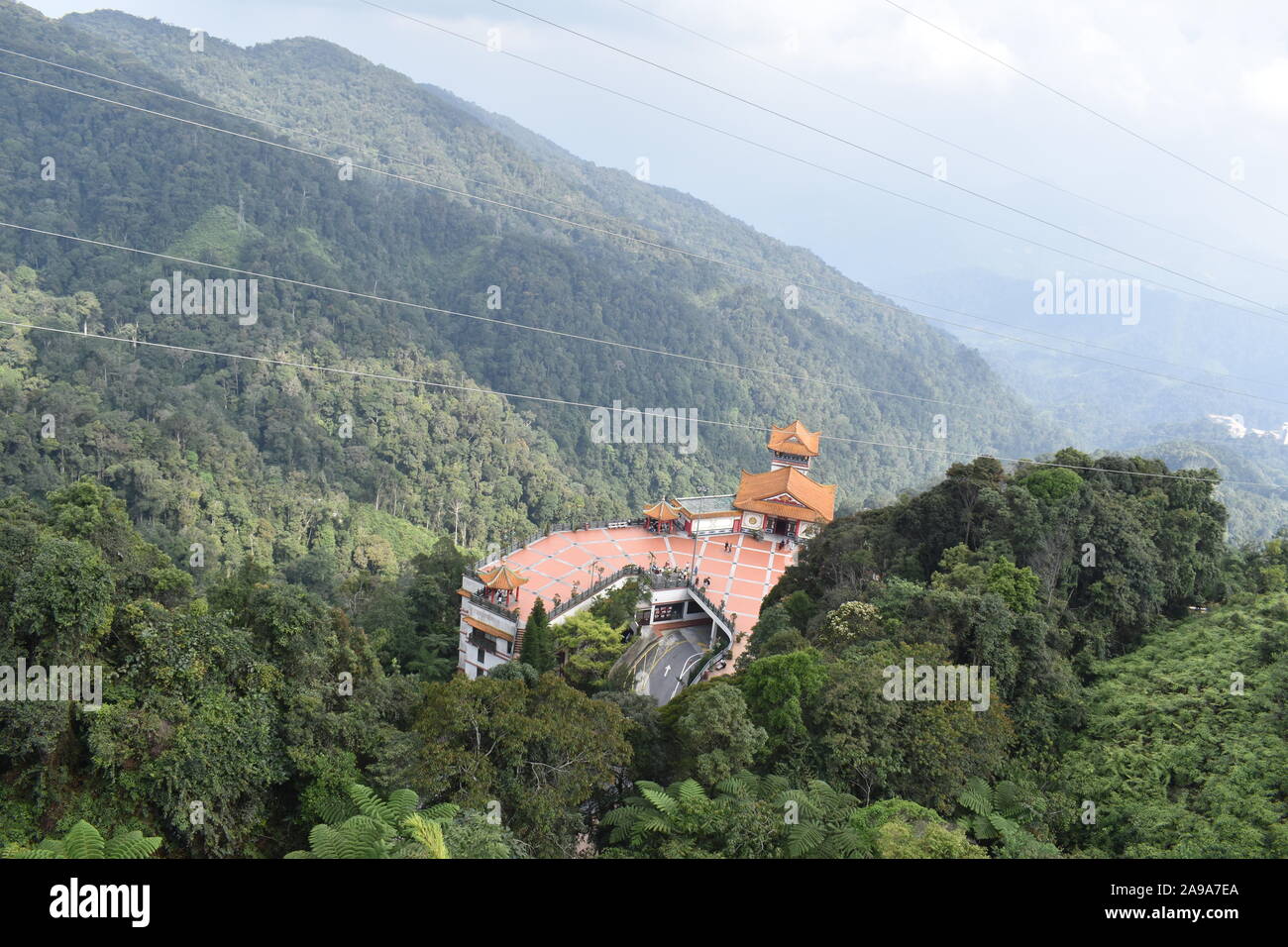 Landschaft Foto der Chin Swee Tempel auf Hügeln, umgeben von viel Grün rund-um Stockfoto