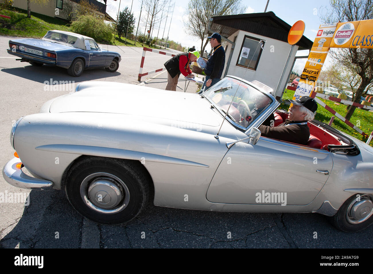 Ljubljana, Slowenien, 19. April 2008: Ein 1950er Mercedes-Benz 190 SL oldtimer Auto startet einen klassischen Marathon in Ljubljana im Jahr 2008. Stockfoto