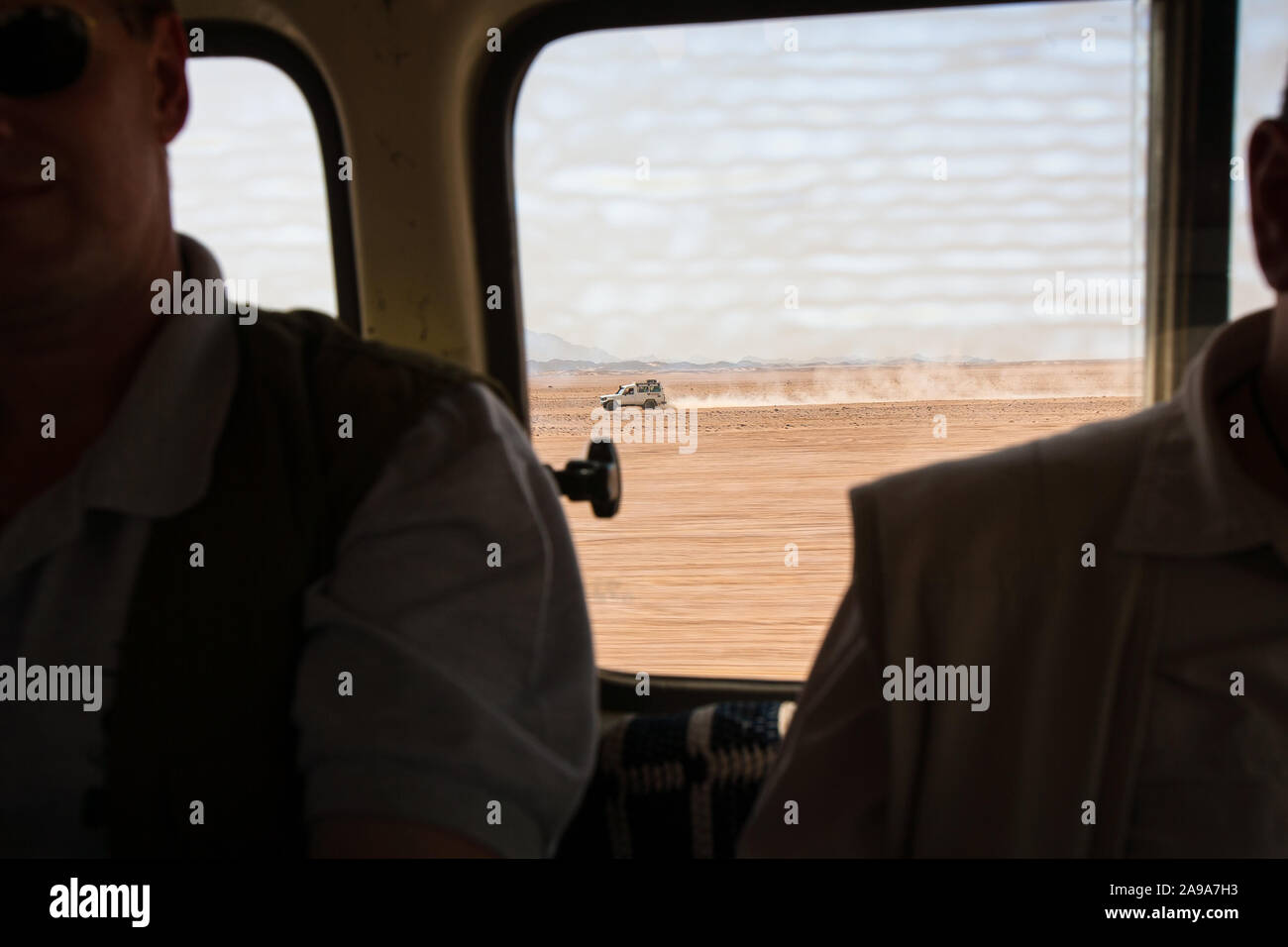 Hurghada, Ägypten, 27. April 2008: ein Jeep gesehen wird beschleunigt durch die Wüste in der Nähe von Hurghada. Stockfoto